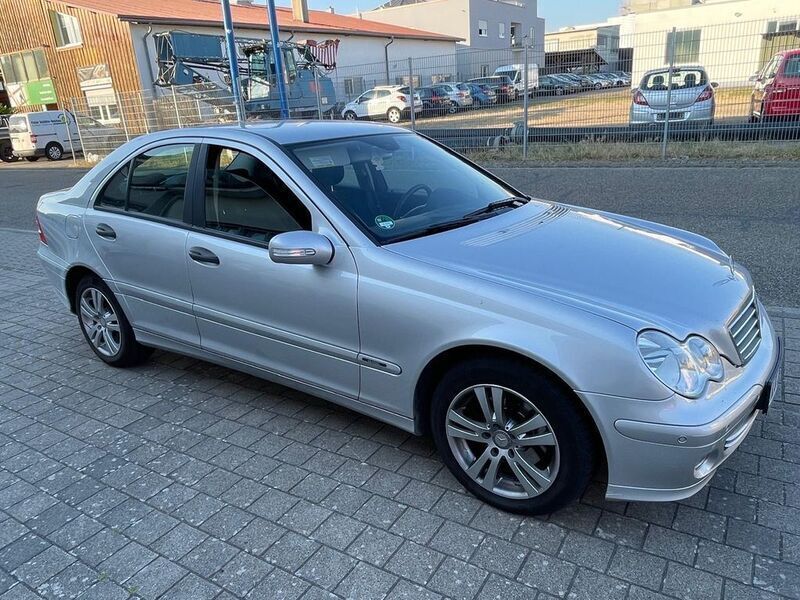 Grau Gebraucht 2005 Mercedes C180 Elegance Limousine | 2.999 € (Guter Preis) - Bild 1/2