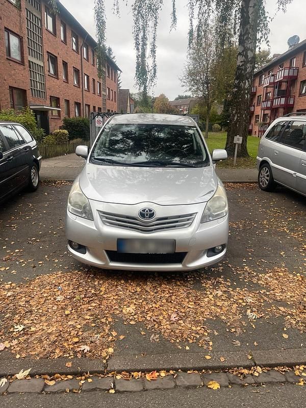 Gebraucht Toyota Verso 150 PS (110 kW) 2009 Silber Van / Kleinbus