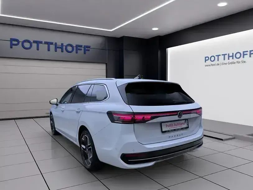 Gebraucht VW Passat Elegance 193 PS (141 kW) 2024 Pure white Kombi