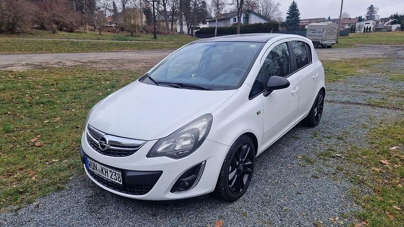 Weiß Gebraucht 2012 Opel Corsa Color Edition Limousine | 3.790 € (Fairer Preis) - Bild 1/4