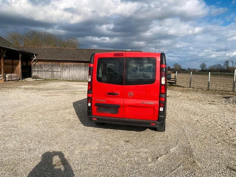 Gebraucht Opel Vivaro 125 PS (91 kW) 2018 Rot Van / Kleinbus