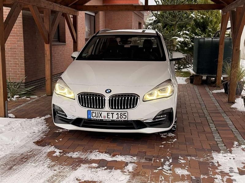 Weiß Gebraucht 2018 BMW 220 Luxury Line Van / Kleinbus | 17.900 € (Fairer Preis) - Bild 1/4