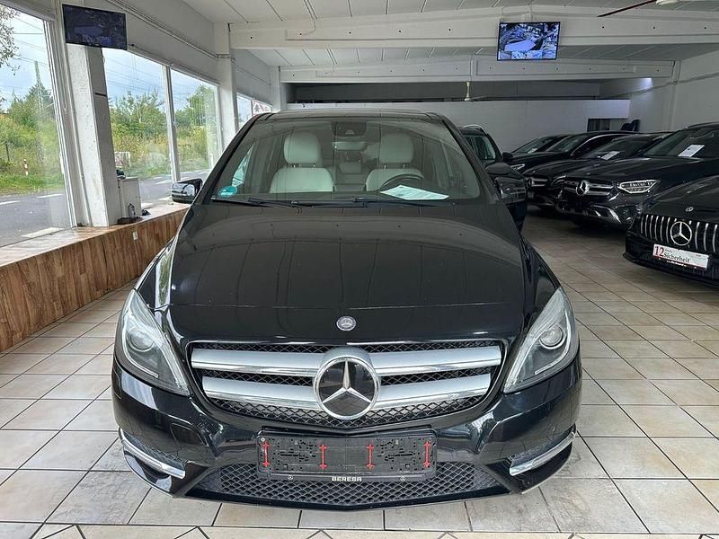 Schwarz Gebraucht 2013 Mercedes B250 Avantgarde Van / Kleinbus | 12.500 € (Fairer Preis) - Bild 1/4