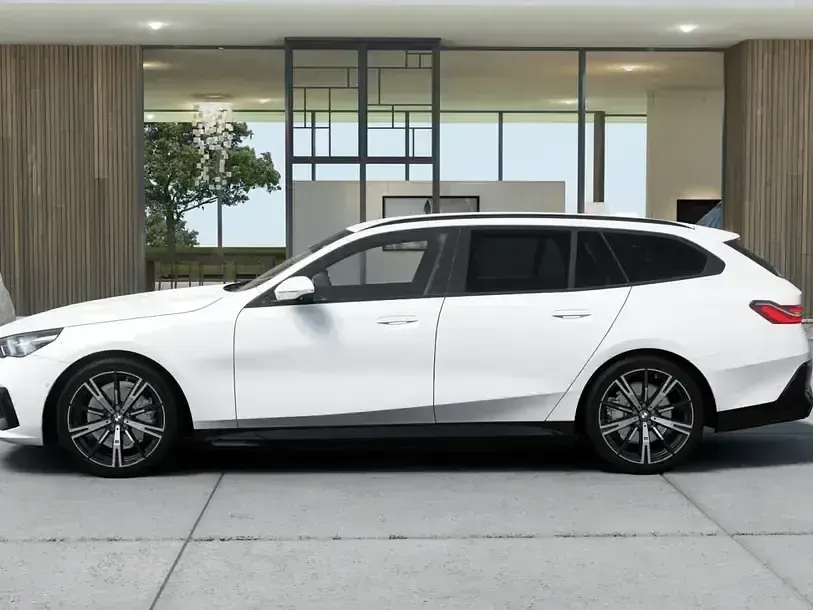 Gebraucht BMW 520 Comfort Edition 197 PS (144 kW) 2025 Mineralweiß (weiß) Kombi