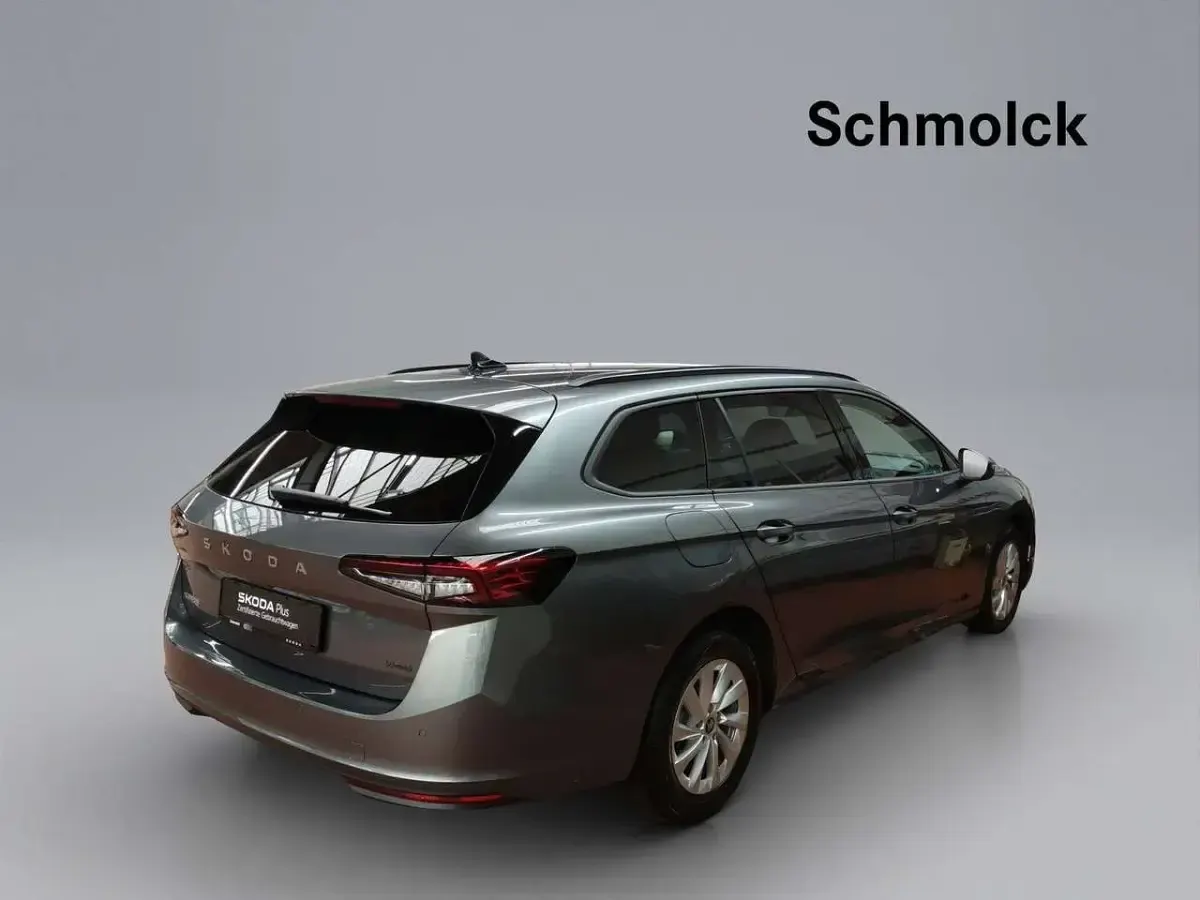 Gebraucht Skoda Superb Essence 150 PS (110 kW) 2025 Grau Kombi