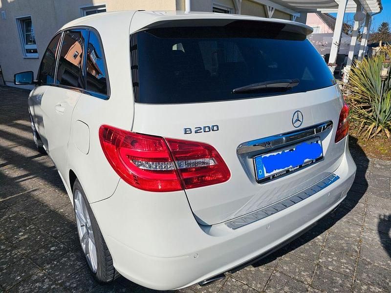 Gebraucht Mercedes B200 156 PS (114 kW) 2014 Weiß Van / Kleinbus