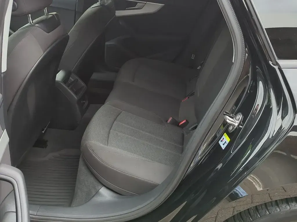 Gebraucht Audi A4 Advanced 150 PS (110 kW) 2022 Mythosschwarz metallic Kombi