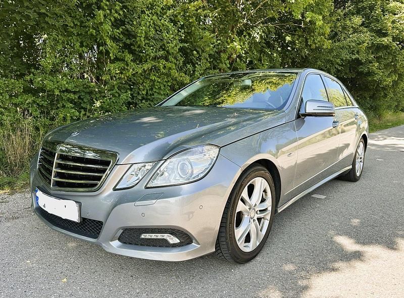Grau Gebraucht 2010 Mercedes E300 Avantgarde Limousine | 8.999 € (Superpreis) - Bild 1/4