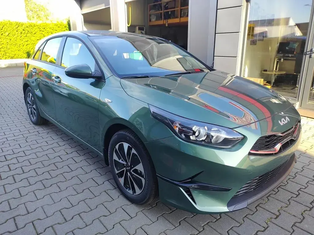 Neu Kia Ceed Gold 140 PS (102 kW) 2025 Grün Kleinwagen