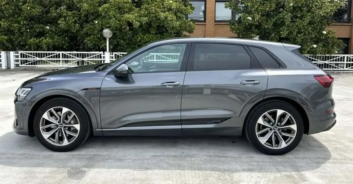 Gebraucht Audi e-tron S-Line 230 kW (313 PS) 2022 Daytonagrau perleffekt SUV