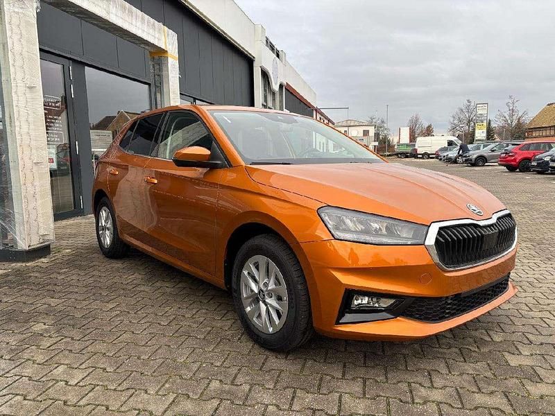 Neu Skoda Fabia Selection 116 PS (85 kW) 2025 Phoenixorange metallic Limousine