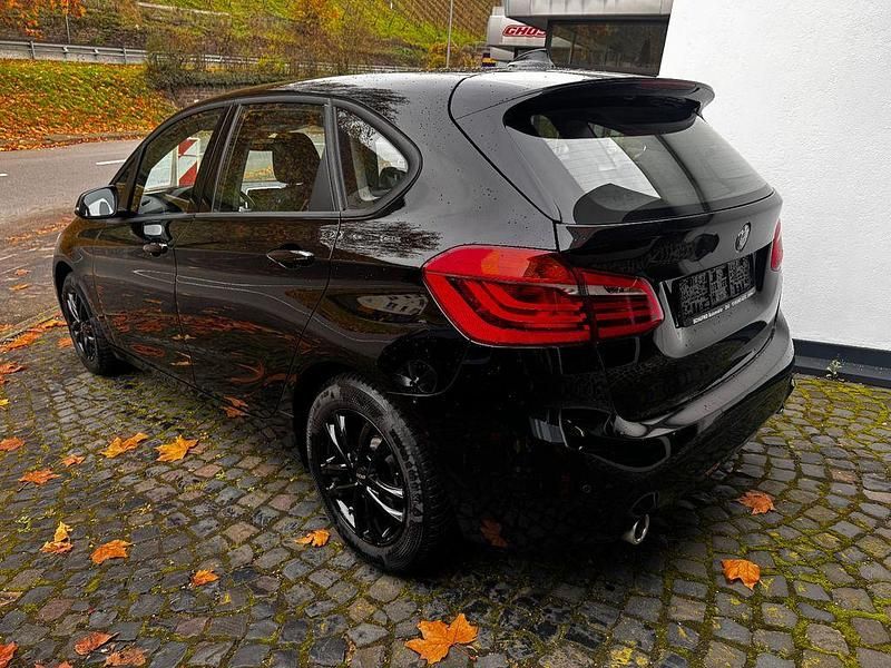 Schwarz ii/bonnet fluid black Gebraucht 2019 BMW 218 Advantage Kombi | 16.250 € (Fairer Preis) - Bild 1/4