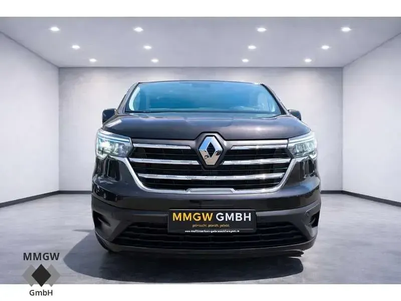 Second-hand Renault Trafic Life 150 CP (110 kW) 2023 Negru Monovolum