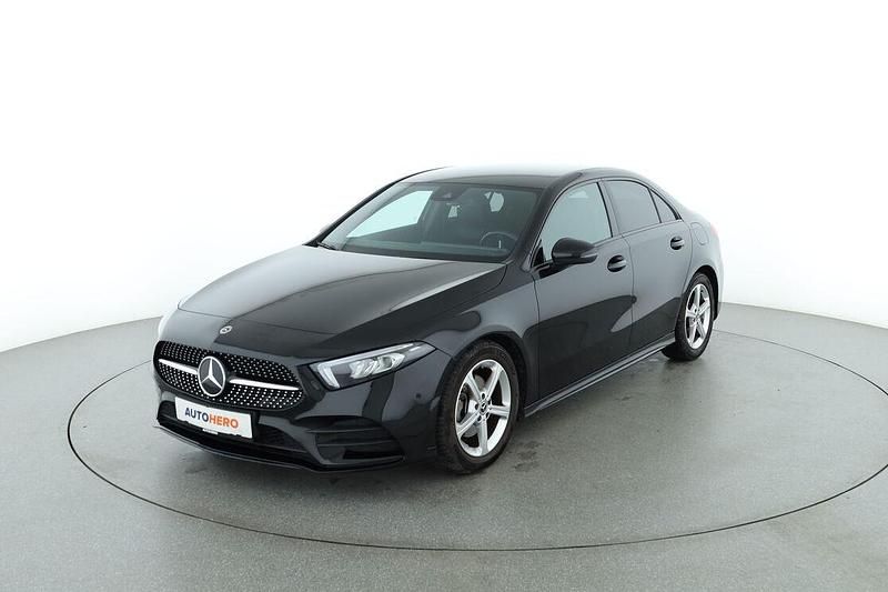 Schwarz Gebraucht 2022 Mercedes A200 AMG line Limousine | 31.670 € (Teuer) - Bild 1/3