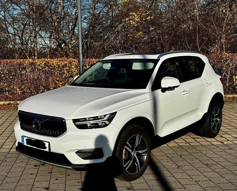 Weiß Gebraucht 2021 Volvo XC40 Momentum SUV | 27.199 € (Superpreis) - Bild 1/4