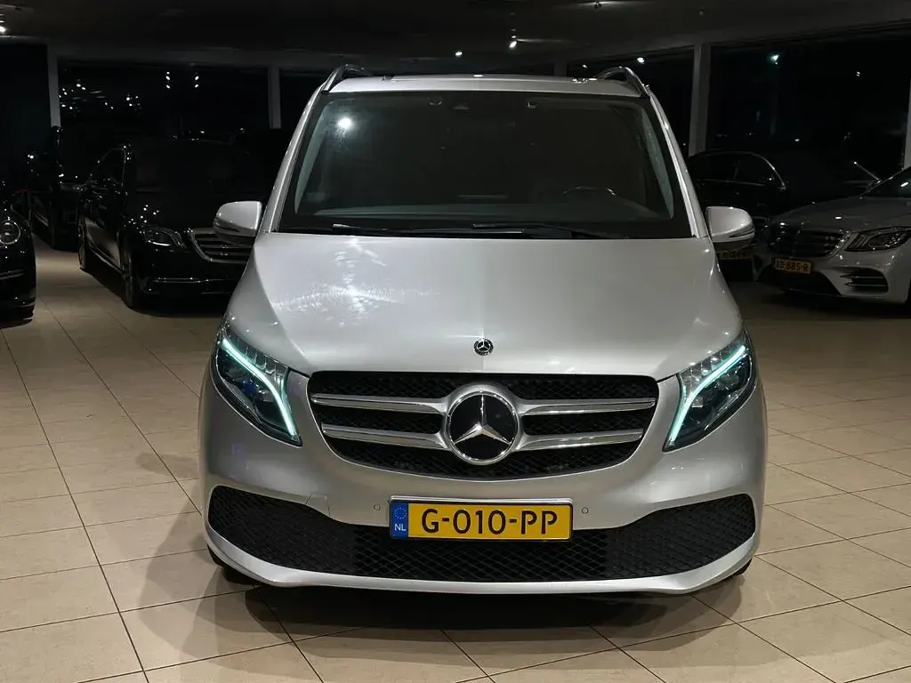 Gebraucht Mercedes V220 Avantgarde 163 PS (119 kW) 2019 Silber Van / Kleinbus
