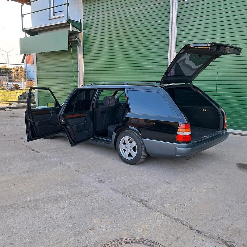 Gebraucht Mercedes E220 Edition 150 PS (110 kW) 1995 Schwarz Kombi