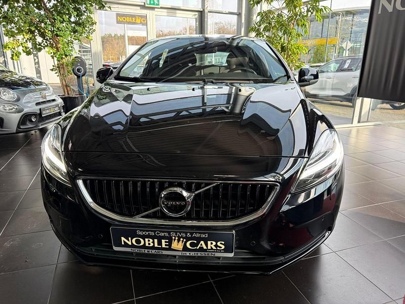 Gebraucht Volvo V40 Momentum 152 PS (111 kW) 2017 Schwarz Limousine