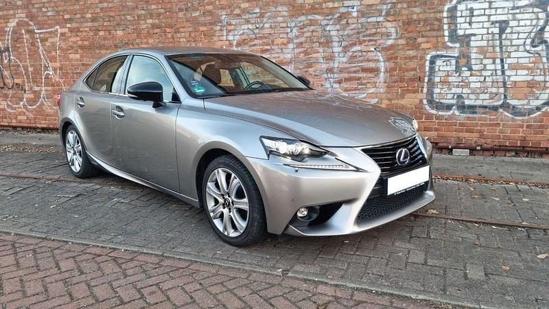 Silber Gebraucht 2017 Lexus IS300h Executive Line Limousine | 26.500 € (Etwas zu teuer) - Bild 1/4
