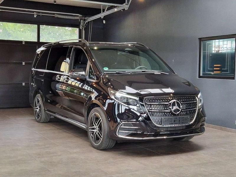 Schwarz Gebraucht 2025 Mercedes V300 AMG line Van / Kleinbus | 86.999 € (Superpreis) - Bild 1/2