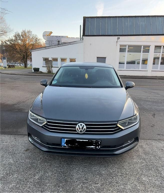 Grau Gebraucht 2015 VW Passat Limousine | 11.800 € (Superpreis) - Bild 1/4