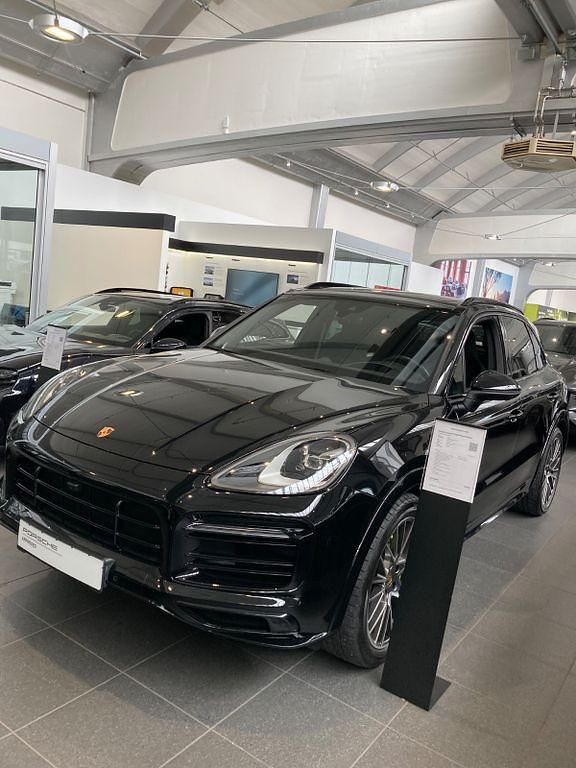 Second-hand Porsche Cayenne Platinum Edition 462 CP (339 kW) 2024 Negru SUV