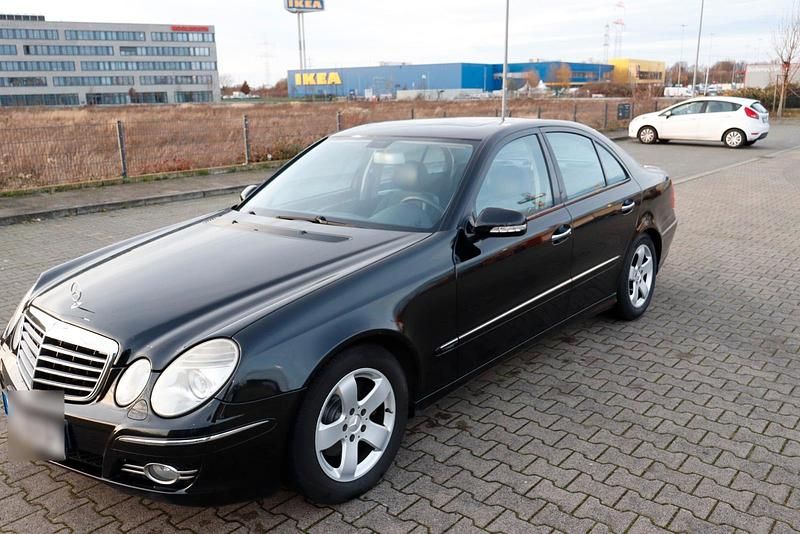 Schwarz Gebraucht 2006 Mercedes E220 Avantgarde Limousine | 3.800 € (Fairer Preis) - Bild 1/4