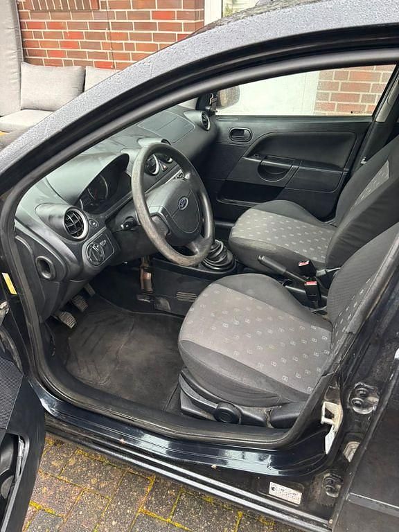 Gebraucht Ford Fiesta Ambiente 68 PS (50 kW) 2004 Schwarz Kleinwagen