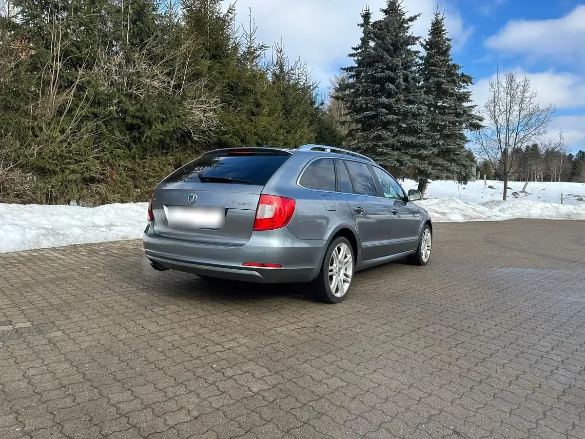 Używany Skoda Superb Elegance 160 KM (117 kW) 2012 Szary Kombi
