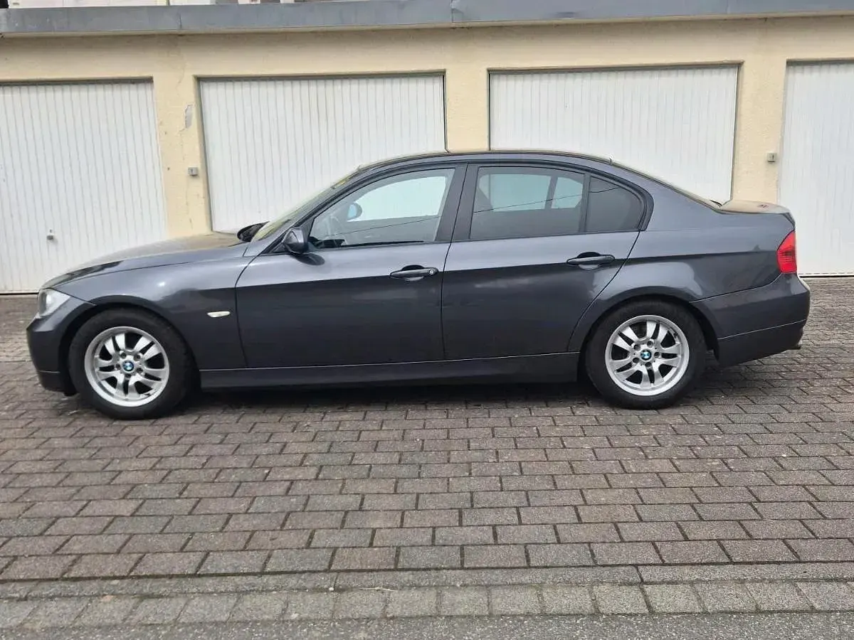 Gebraucht BMW 318 130 PS (95 kW) 2007 Grau Limousine