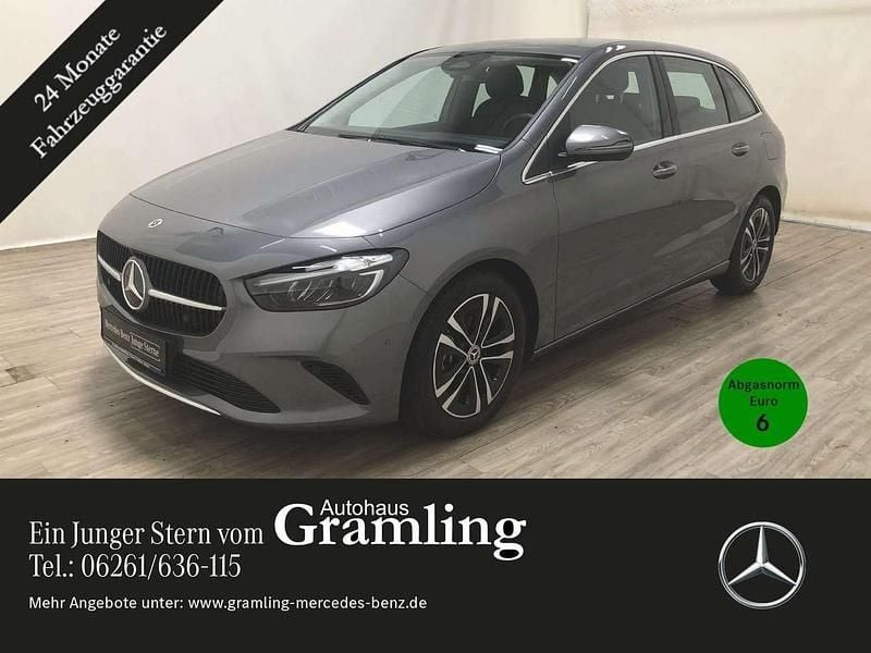 Mountaingrau (metallic) Gebraucht 2024 Mercedes B180 Van / Kleinbus | 34.399 € (Teuer) - Bild 1/4