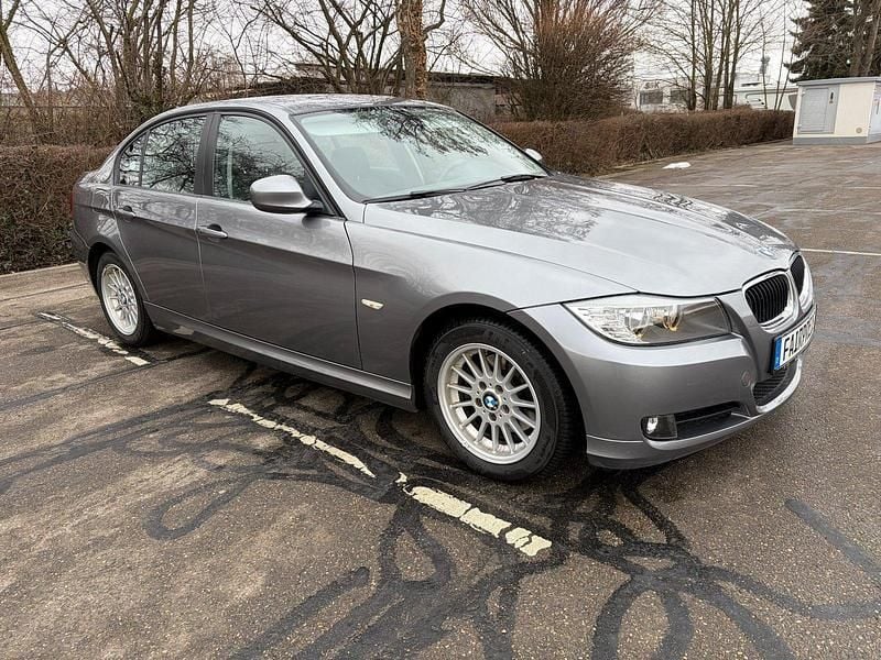 Gebraucht BMW 318 143 PS (105 kW) 2012 Grau Limousine