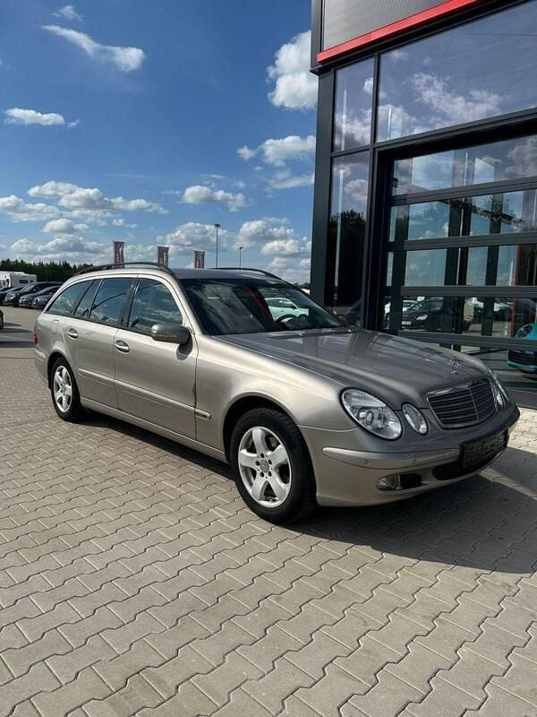 Silber Gebraucht 2004 Mercedes E220 Kombi | 1.990 € - Bild 1/4