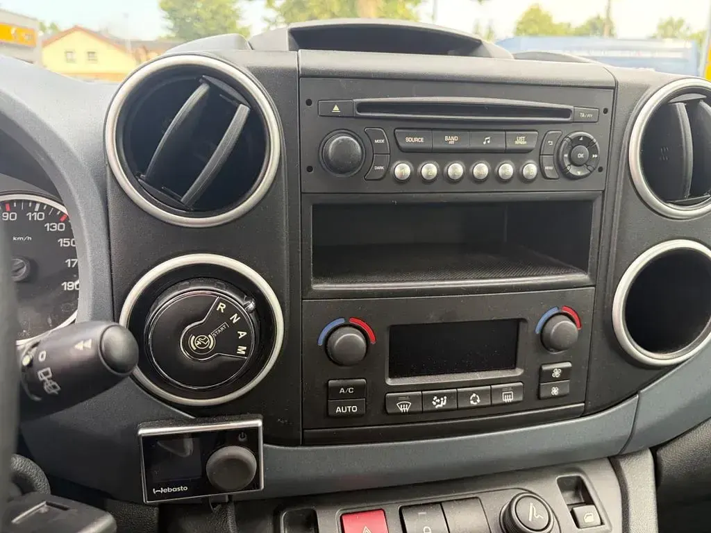 Gebraucht Peugeot TePee Active 92 PS (67 kW) 2015 Grau SUV