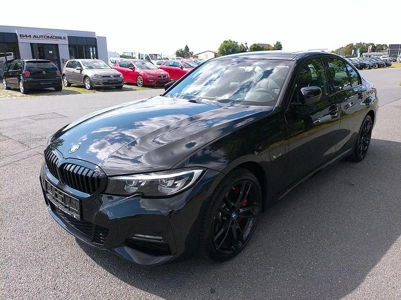Black sapphire metallic Gebraucht 2022 BMW 320e M Sport Limousine | 29.590 € (Superpreis) - Bild 1/4