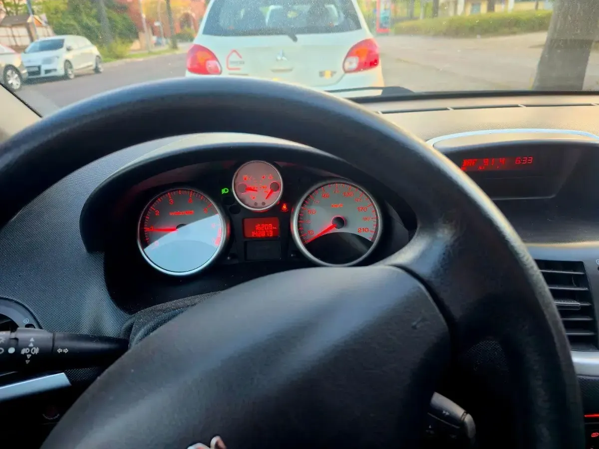 Gebraucht Peugeot 206 60 PS (44 kW) 2011 Grau Kleinwagen