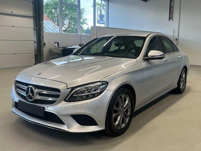 Silber Gebraucht 2018 Mercedes C180 Limousine | 21.100 € (Fairer Preis) - Bild 1/4