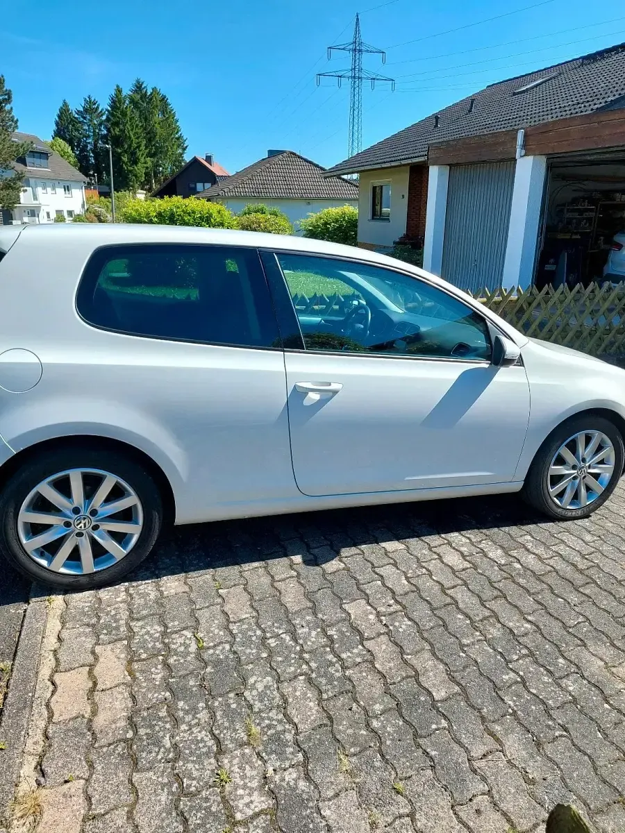 Gebraucht VW Golf VI 122 PS (89 kW) 2010 Weiß Kleinwagen