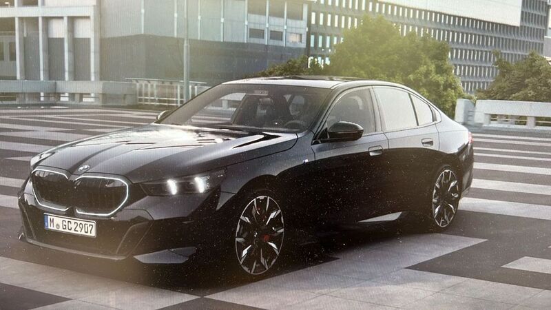 Saphirschwarz metallic Gebraucht 2025 BMW 540 M Sport Limousine | 86.490 € - Bild 1/4