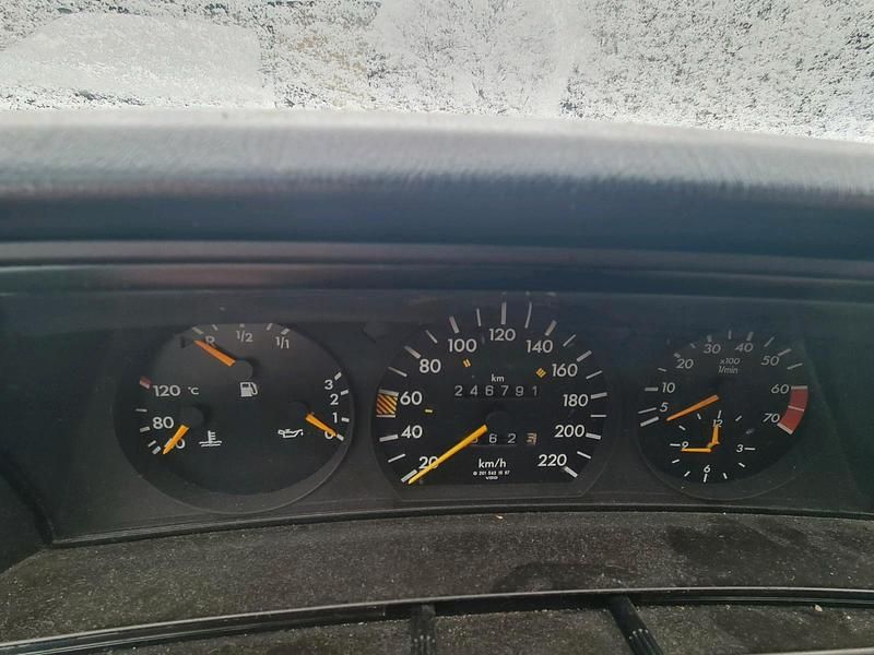 Gebraucht Mercedes 190 109 PS (80 kW) 1990 Silber Limousine