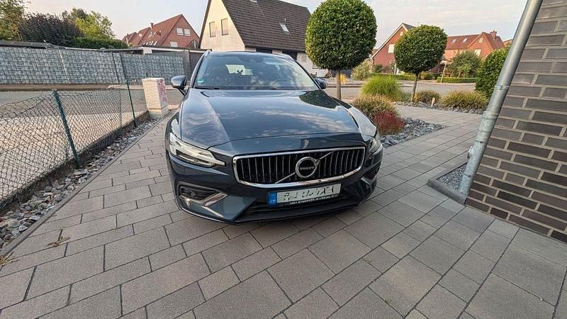 Blau Gebraucht 2019 Volvo V60 Inscription Kombi | 20.999 € (Fairer Preis) - Bild 1/4