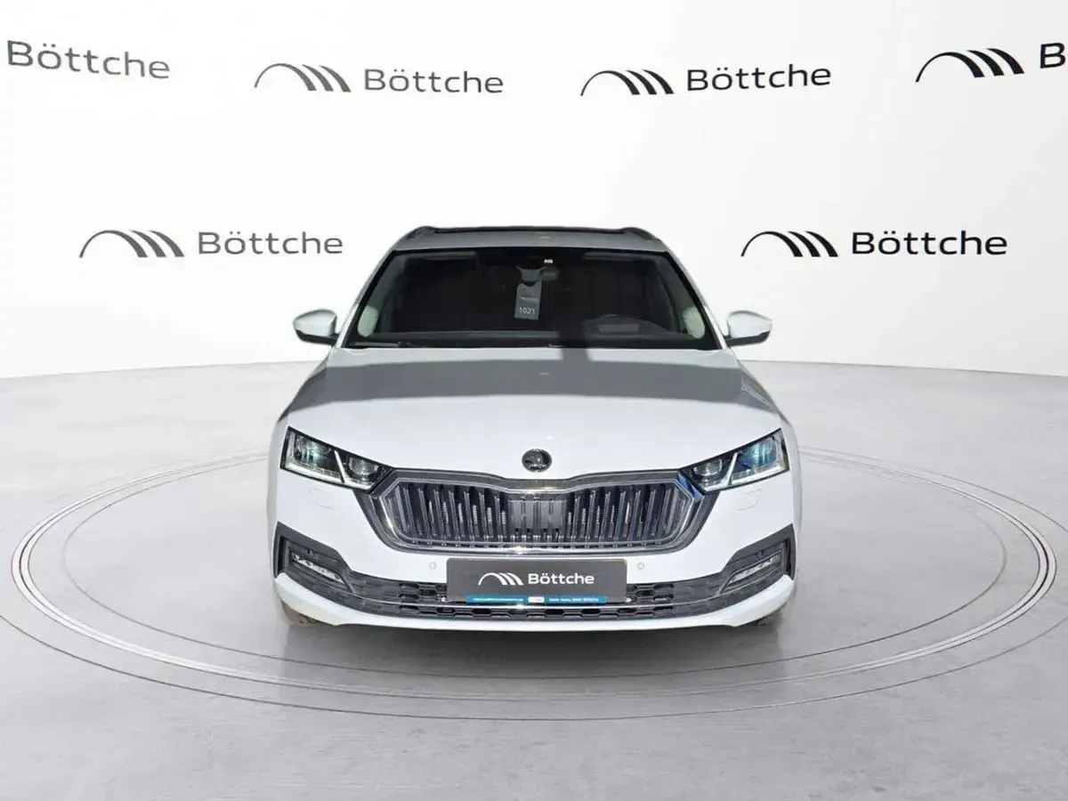 Gebraucht Skoda Octavia Style 116 PS (85 kW) 2023 Moonweiss metallic Kombi