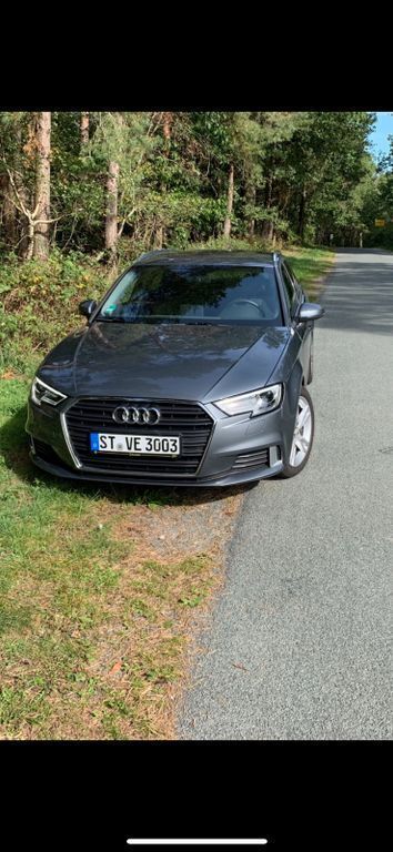 Grau Gebraucht 2018 Audi A3 Sportback Ambiente Limousine | 15.500 € (Fairer Preis) - Bild 1/4