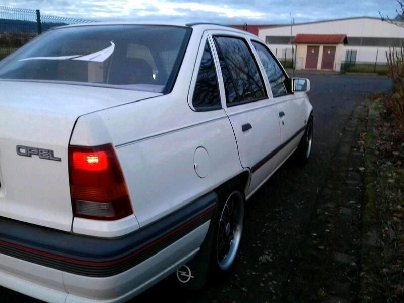Andere außenfarben Gebraucht 1986 Opel Kadett Limousine | 4.900 € - Bild 1/4