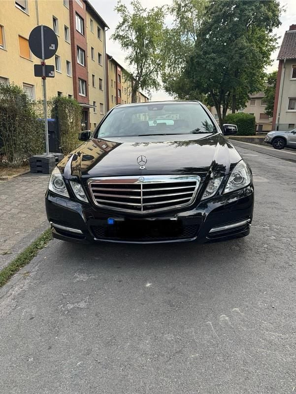 Schwarz Gebraucht 2012 Mercedes E300 Limousine | 16.499 € (Fairer Preis) - Bild 1/4