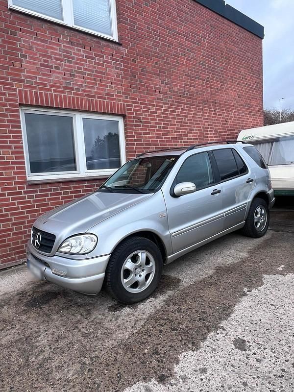 Gebraucht Mercedes ML270 163 PS (119 kW) 2001 Silber SUV