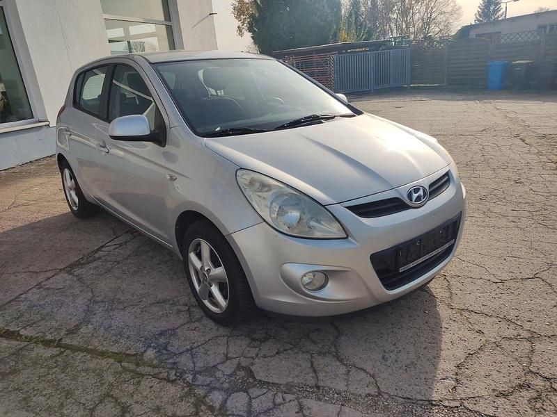 Silber Gebraucht 2009 Hyundai i20 Comfort Kleinwagen | 3.990 € (Etwas zu teuer) - Bild 1/4