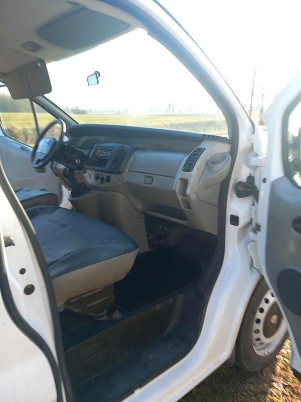 Second-hand Renault Trafic 90 CP (66 kW) 2006 Alb Monovolum