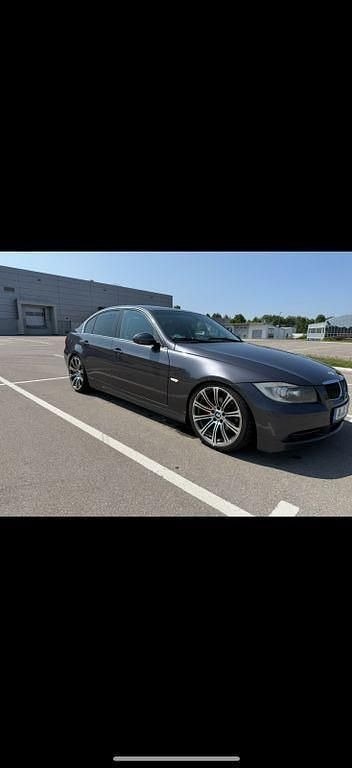 Grau Gebraucht 2005 BMW 325 Limousine | 4.600 € (Guter Preis) - Bild 1/4