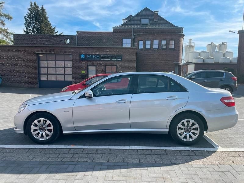 Second-hand Mercedes E200 184 CP (135 kW) 2011 Argintiu Berlinǎ